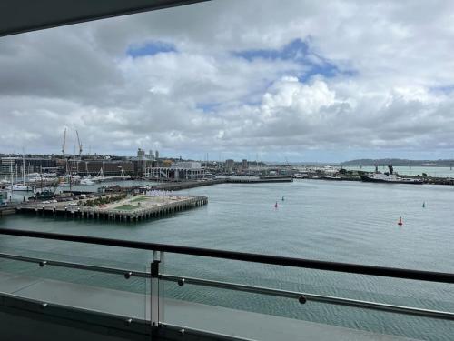 een uitzicht op een haven met boten in het water bij Waterfront Seaview Hotel Apartment - same building block as Auckland Hilton in Auckland