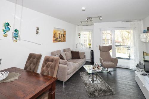 sala de estar con sofá y mesa en Admiralsgarten, Steuerbord 12, en Duhnen