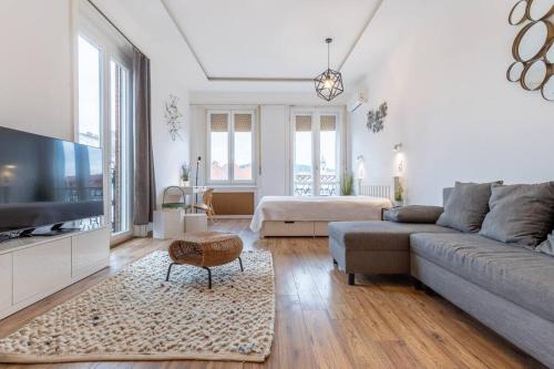 Midtown Gleaming Apartment