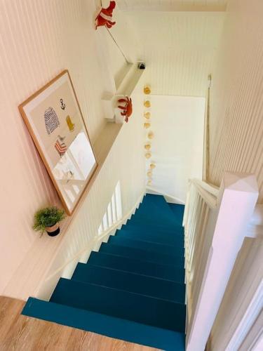 un escalier avec un sol bleu dans une pièce dans l'établissement Villa à la Baule Annabelle, à La Baule