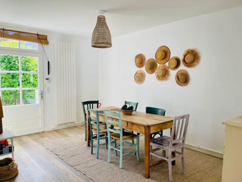 une salle à manger avec une table et des chaises en bois dans l'établissement Villa à la Baule Annabelle, à La Baule