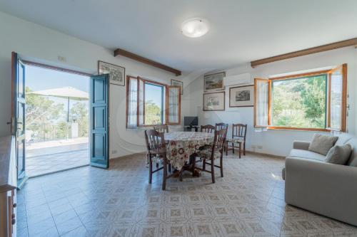 Ruang duduk di Casa Marida tra Cotoncello e Sant'Andrea - Goelba