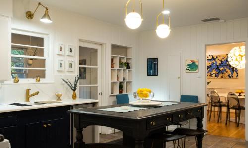 uma cozinha com uma mesa com cadeiras e um balcão em Art Haven: Immersive Art Stay em Denton
