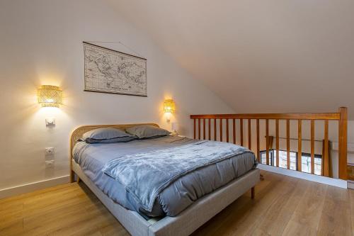 une chambre avec un lit et deux lampes au mur dans l'établissement Superbe Loft entre la gare et vieux port, à Marseille