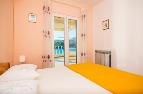 En eller flere senge i et værelse på Violic Apartments