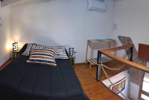 um quarto com uma cama preta num quarto em The Rustic Hause 2 em Gualeguay