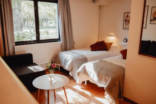 una camera d'albergo con due letti e una finestra di Äspögården Bed & Breakfast a Klagstorp