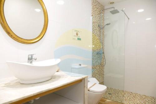 y baño con lavabo y ducha. en Eucaliptus - Casa en el Delta para disfrutar de la playa del Trabucador - Deltavacaciones, en L'Eucaliptus