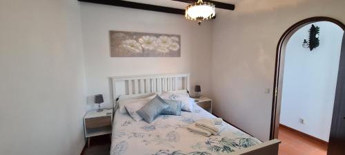 een slaapkamer met een bed en een spiegel bij Casa das Margaridas in Caldas da Rainha