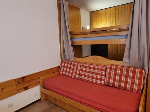 - un canapé dans un dortoir avec des lits superposés dans l'établissement Studio Plagne Aime 2000, 1 pièce, 4 personnes - FR-1-181-2618, à Aime La Plagne