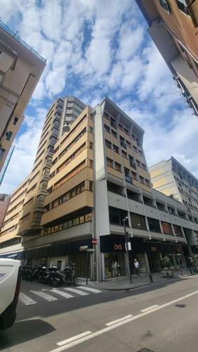 ラパッロにあるSuite in the Skyline, Rapalloの街路沿いの高層ビルと