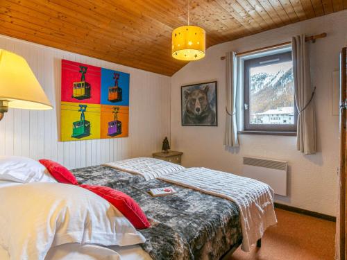 a bedroom with a bed and a window at Appartement soigné à Val-d'Isère avec Wifi, parking couvert, à 10 min des pistes, navette gratuite. - FR-1-694-172 in Val dʼIsère