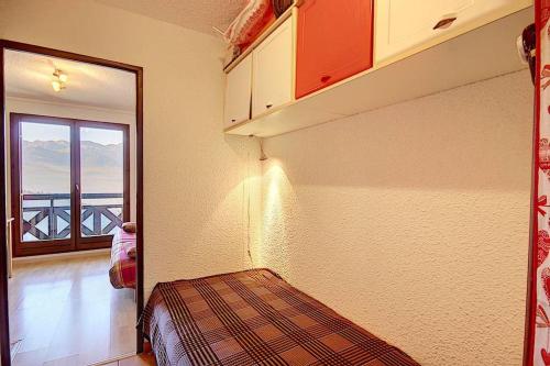 Cette chambre comprend un lit et offre une vue sur un balcon. dans l'établissement Les Hauts De Saint Gervais, à Saint-Gervais-les-Bains