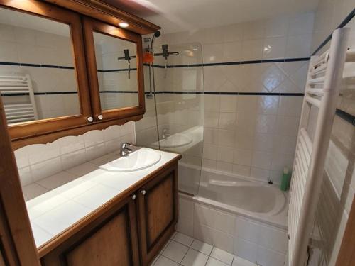 克雷–沃蘭的住宿－Appartement Crest-Voland, 3 pièces, 6 personnes - FR-1-733-122，浴室配有盥洗盆和浴缸。