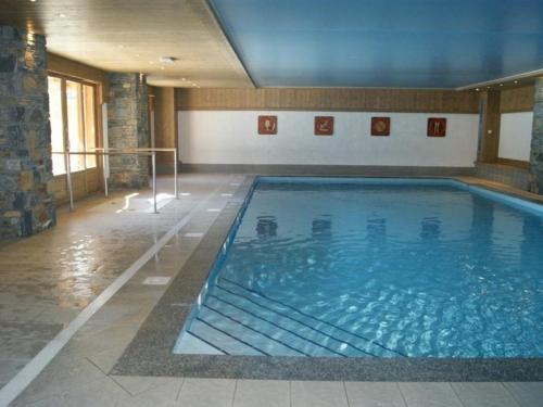 une grande piscine intérieure dans un immeuble dans l'établissement Appartement cosy 6 pers, piscine, parking, proche pistes - Crest-Voland - FR-1-733-122, à Crest-Voland