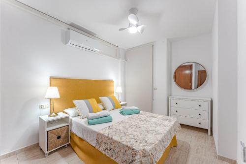 een slaapkamer met een groot bed en een spiegel bij Petite Homes Beach in El Médano