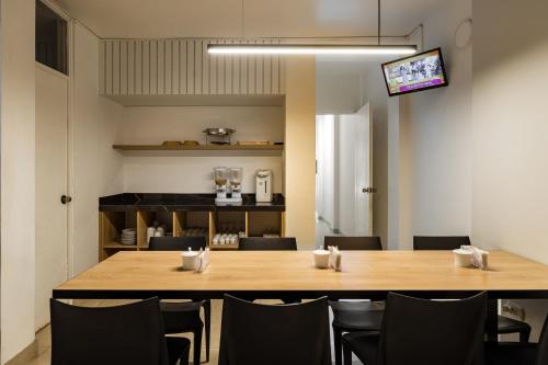 une salle de conférence avec une table et des chaises en bois dans l'établissement ESCALA BUSINESS HOTEL, à Chiclayo