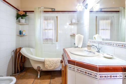 La salle de bains est pourvue d'une baignoire et d'un lavabo. dans l'établissement Finca Ca Na Mavi By Homevillas360, à Caimari