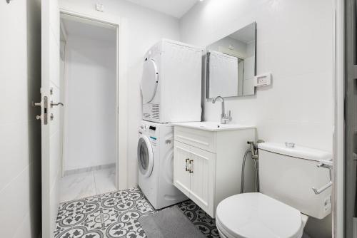 Ένα μπάνιο στο Moroccan style apartment near Bahai Gardens