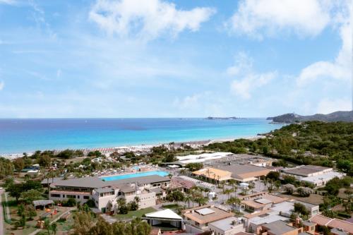 Luftblick auf ein Resort und den Strand in der Unterkunft VOI Tanka Village in Villasimius