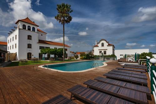 Quinta d'Anta- Hotel Rural في مايوركا: منتجع فيه مسبح ومبنى