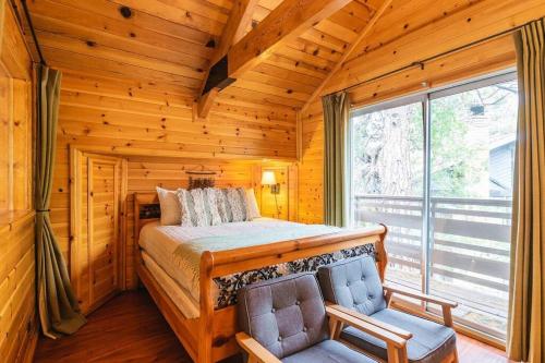 เตียงในห้องที่ Summit: Discover Serenity in this Cozy Cabin with Mountain Views!
