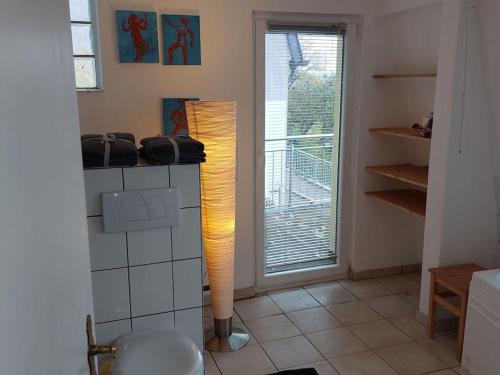 a room with a lamp in the corner of a room at Casa MarieAnne City Haus, Gratisparken, Traumblick in Trier