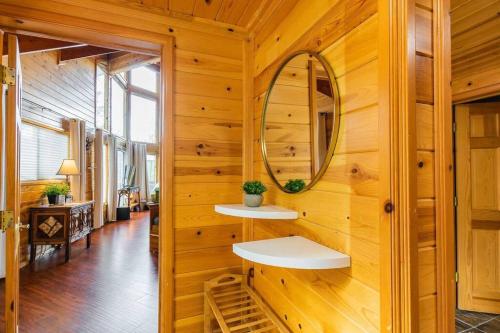 חדר רחצה ב-Summit: Discover Serenity in this Cozy Cabin with Mountain Views!