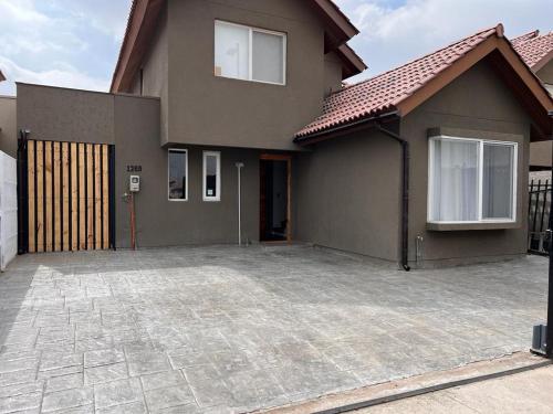 a house with a parking lot in front of it at Gran Casa confortable en Santiago in Lampa