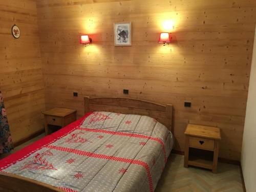 Tempat tidur dalam kamar di Appartement Le Grand-Bornand, 3 pièces, 6 personnes - FR-1-467-78