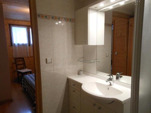 une salle de bain avec un lavabo et un miroir dans l'établissement Spacieux chalet 10 pers, proche pistes, parking, garage - FR-1-467-65, au Grand-Bornand