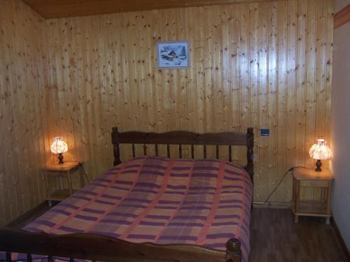 - une chambre avec un lit et deux lampes sur deux tables dans l'établissement Appartement confortable pour 6 pers, proche des pistes - Le Grand-Bornand Village - FR-1-467-81, au Grand-Bornand