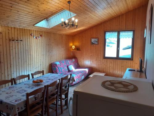 un salon avec une table et un canapé dans l'établissement Appartement confortable pour 6 pers, proche des pistes - Le Grand-Bornand Village - FR-1-467-81, au Grand-Bornand