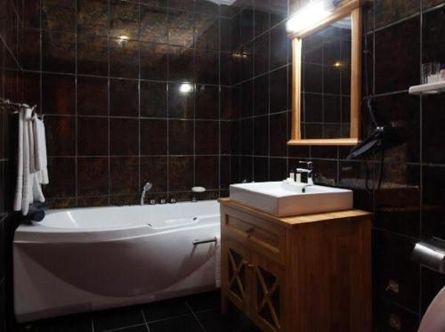 Kylpyhuone majoituspaikassa Futuris Hotel