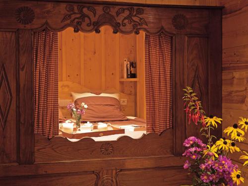 een slaapkamer met een bed in een houten kamer bij Appartement Le Grand-Bornand, 3 pièces, 6 personnes - FR-1-467-45 in Le Grand-Bornand