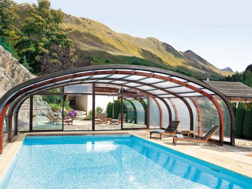 ein Schwimmbecken mit einem Bogen darüber in der Unterkunft Appartement cosy 6 pers, près des pistes, animaux admis - FR-1-467-45 in Le Grand-Bornand