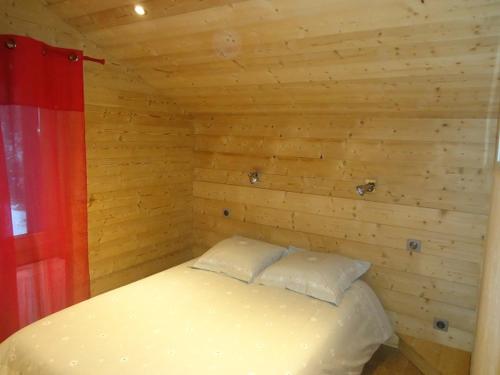 a small room with a bed in a wooden wall at Appartement Le Grand-Bornand, 2 pièces, 4 personnes - FR-1-467-113 in Le Grand-Bornand