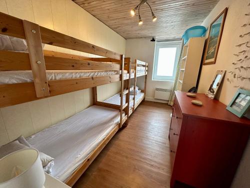 Zimmer mit 3 Etagenbetten und einem Schreibtisch in der Unterkunft Les Fleurons in Ambleteuse