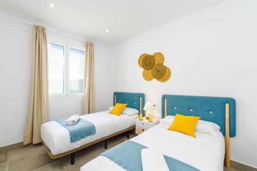 En eller flere senge i et værelse på Villa Alvarito by Villa Plus