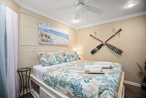 een slaapkamer met een bed en een plafondventilator bij New Listing! Beautiful 1/1 Condo with Gorgeous Beach Views! Pool & Hot Tub!! - Shell We Dance in Galveston