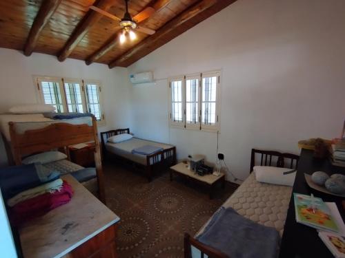 een kamer met 2 bedden en een tafel bij Finca Las Acacias in Maipú