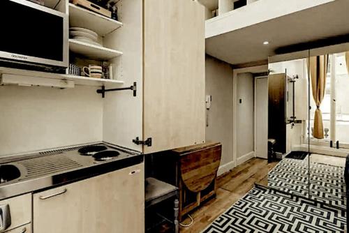 een keuken met een kookplaat in de kamer bij Live the London life in Notting hill in Londen