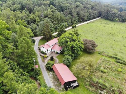 eine Luftansicht eines Hauses mit rotem Dach in der Unterkunft Charming Farmhouse on working Red Haven Farm in Irvine