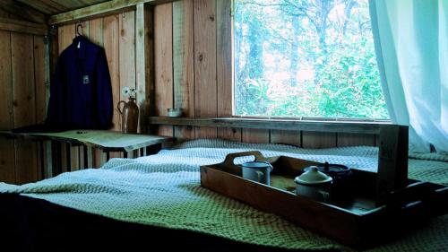 1 dormitorio con 1 cama y ventana grande en Chambre scandinave dans un parc forestier, en Marval