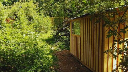 un cobertizo de madera en medio de un bosque en Chambre scandinave dans un parc forestier, en Marval