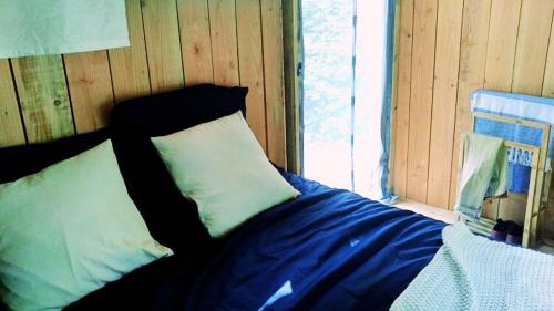 En eller flere senge i et værelse på Chambre scandinave dans un parc forestier