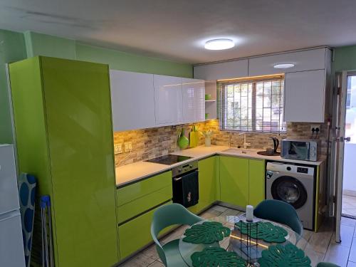 Кухня или мини-кухня в Amatoni green apartment
