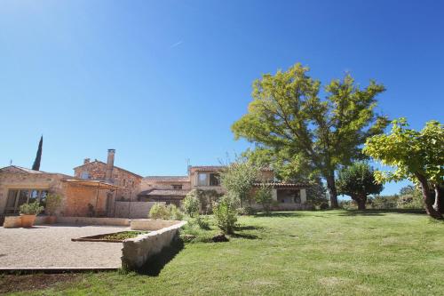 una imagen de una casa con un patio en Domaine Les Petites Vaines, en Goult