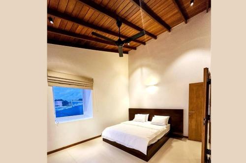 Ένα ή περισσότερα κρεβάτια σε δωμάτιο στο BreezeBlessed Colombo