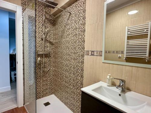 a bathroom with a sink and a shower at Apartamentos 2K - Apartamento en el centro de Castro Urdiales reformado in Castro-Urdiales
